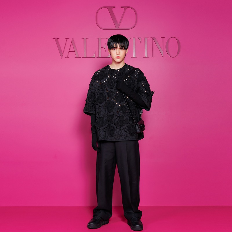 MaisonValentino's tweet photo. At Beam Club in Bangkok, an exclusive party celebrated #ValentinoPinkPPCollection, with #Nychaa, @MSuppasit, @lpcynl, @dew_jsu, @primiilly1 and @skywongraveee dressed in statement pink and #BlackEdition looks. ​

Shop the collection now at https://t.co/dWNWZZG57w