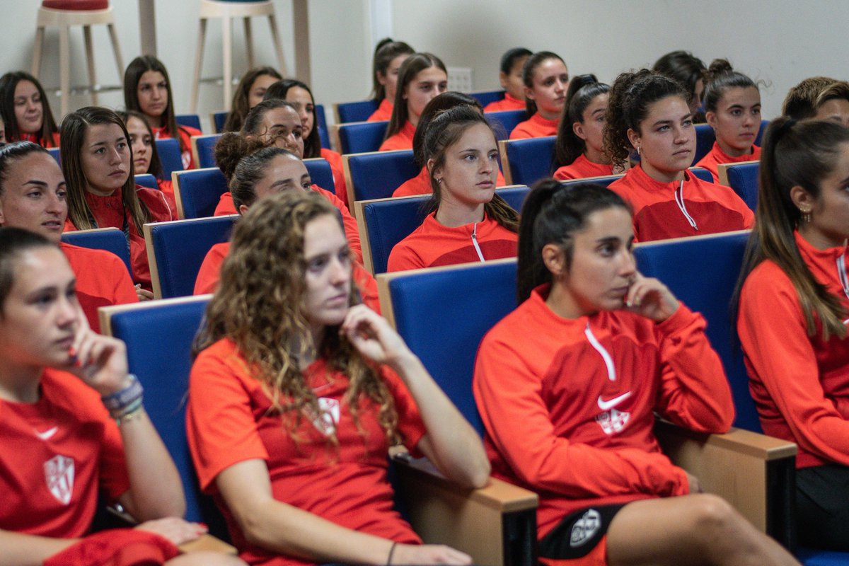 SDHuescaFem's tweet photo. 🥗🥤 La importancia de una buena nutrición e hidratación ha centrados la charla recibida esta tarde por las jugadoras de nuestro primer equipo y del conjunto filial, junto a sus familias.

🗣️ Impartida por la nutricionista del club, Eva Arguedas.

¡𝙏𝙤𝙙𝙤 𝙨𝙪𝙢𝙖! 💪 https://t.co/sn6EQx9cuf