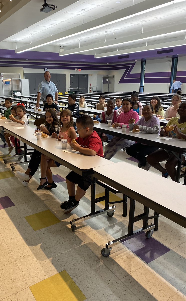 Donuts with the principal!
#CastleKnights #Donuts🍩🍩