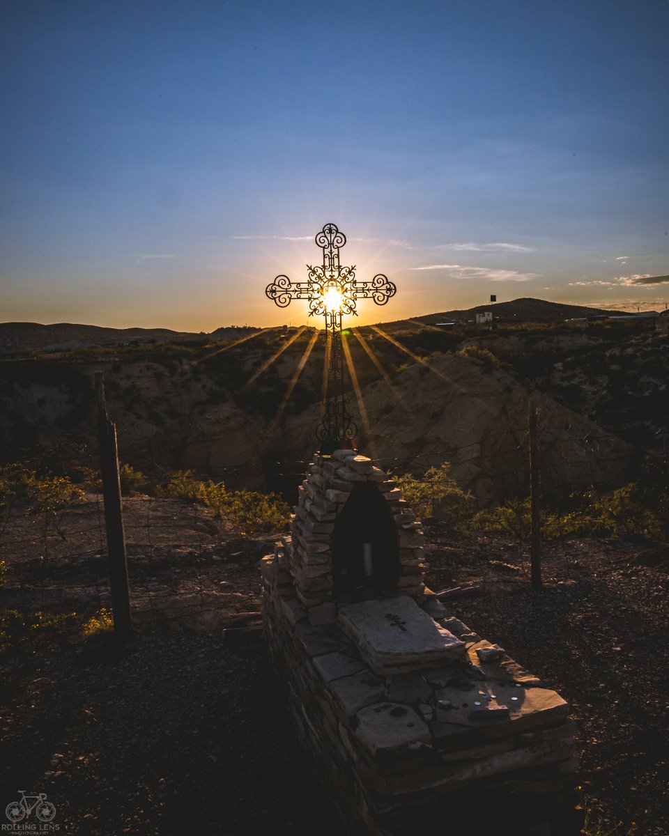 Rolling_Lens's tweet photo. Good morning. 

#terlingua #ghosttown #canoneosr #sunrise #headstone #tombstone #sunburst https://t.co/Mc38SSmmd9