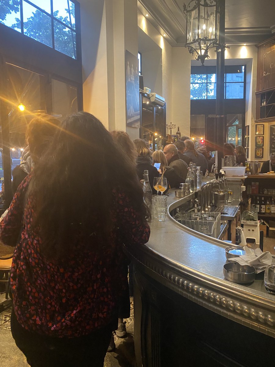 Une queue sans fin pour les dédicaces du dernier livre de Sandrine Cohen