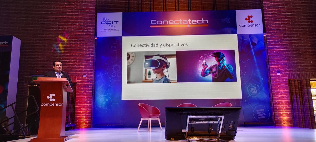 Compensar_info's tweet photo. #Conectatech2022 
"El #metaverso es como una capa #digital sobre el mundo físico, en un mundo virtual que permite a los usuarios crear e interactuar con contenido y experiencias digitales": @jhpelaez. #tics #metaverse #tecnologia #innovacion #novedad https://t.co/yMC2e7dgV1