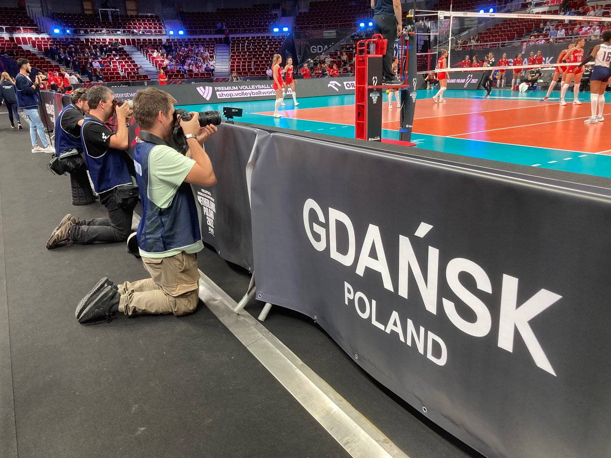 Podczas meczów MŚ mężczyzn myśleliśmy, że to skutek pomroczności pocovidowej, że zapomniano o ławkach dla foto. Teraz już wiemy, że to innowacja. <a href="/PolskaSiatkowka/">POLSKA SIATKÓWKA</a>, Panie Prezesie Sebastianie Świderski <a href="/ergoarena/">ERGO ARENA</a> zapraszamy do klęczenia na najbliższym meczu. Trzy sety, dacie radę?
