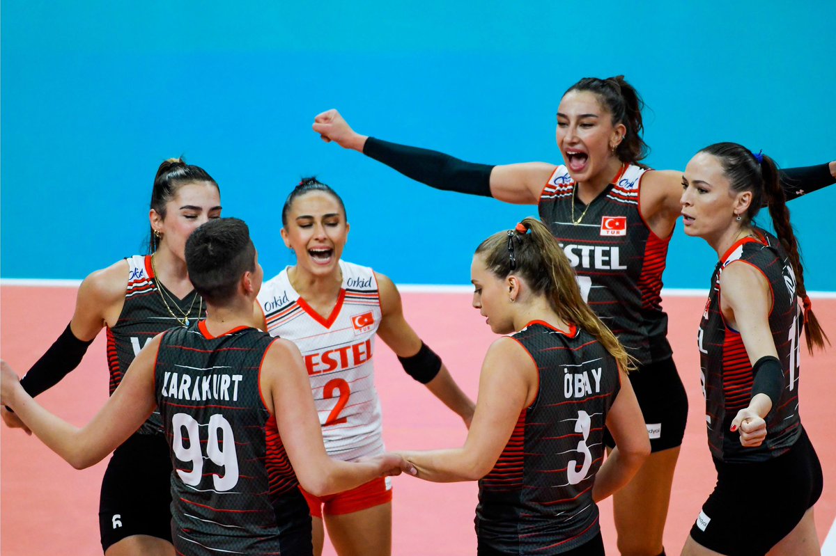 FIVB Dünya Şampiyonası’nda Hırvatistan’ı 3-0 mağlup ederek son 16’yı garantileyen #FileninSultanları’nı kutluyor, liderlik için karşılaşacağımız Polonya maçında yürekten başarılar diliyorum. Kalbimiz ve dualarımız sizlerle! 💪🏻🇹🇷