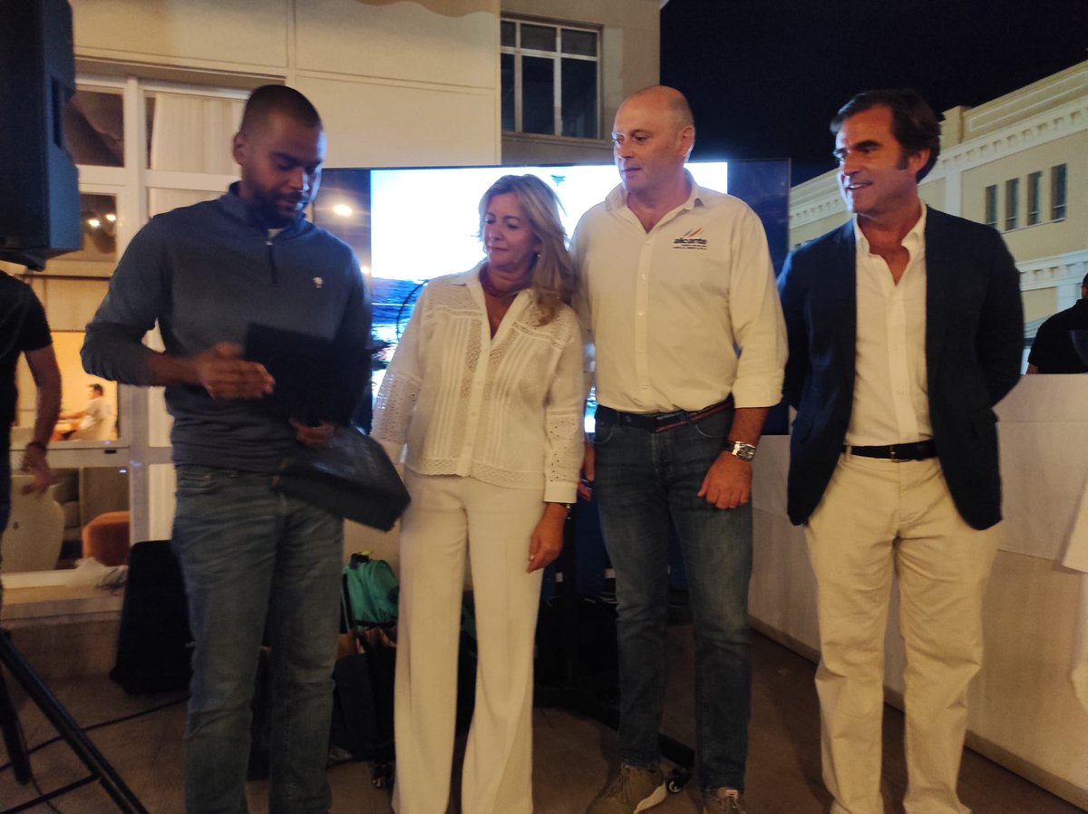 GVAAlicantePS's tweet image. ☑️ @Alicante_City, @SomVelaFederac  @rcralicante y @GVAsptcv entregan a todas las ciudades anfitrionas de @theoceanrace un recuerdo por su participación en la "Stakeholders Conference" celebrada en #Alicante los días 28 y 29 de septiembre.
#AlicantePuertodeSalida #HostCities