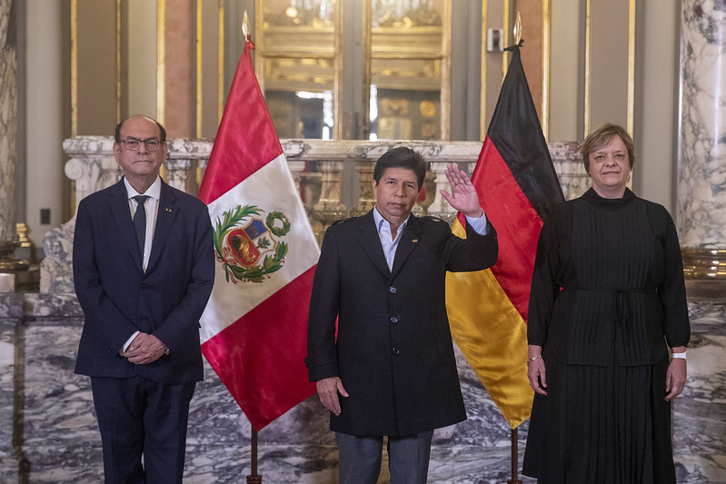 presidenciaperu's tweet photo. Los nuevos embajadores expresaron los saludos y buenos deseos de los jefes de Estado de sus respectivas naciones al pueblo peruano. Asimismo, mostraron su voluntad para fortalecer las relaciones bilaterales, la cooperación y la preservación de la biodiversidad. https://t.co/lJbUKeffDI