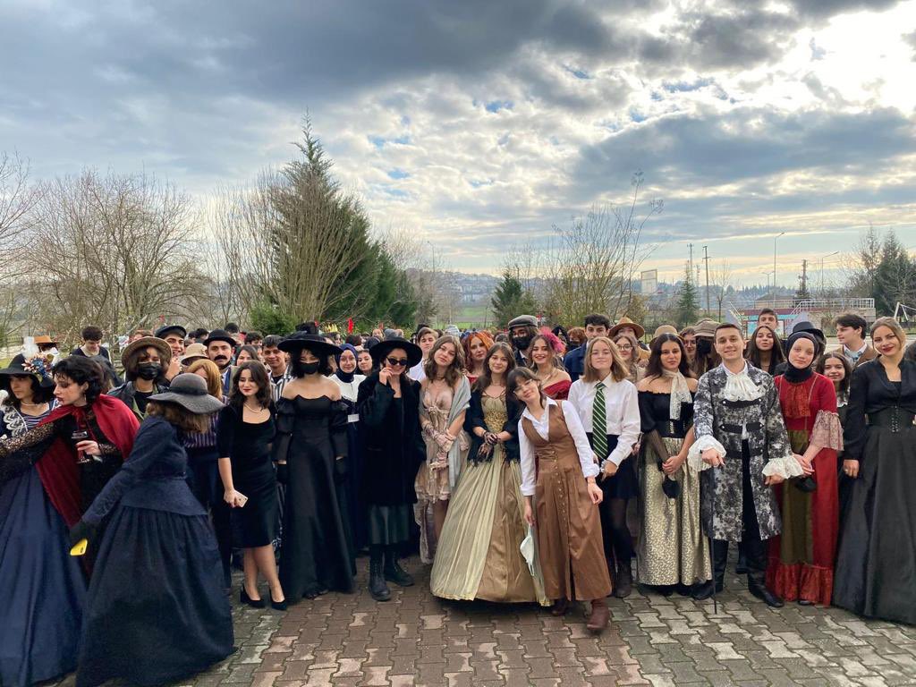 Sevgili öğretmen arkadaşlarım; 21 Aralık Dünya Roman Kahramanları Günü yaklaşıyor. Festivale, dünyada olup bitene festivalle biraz olsun tepki göstermeye var mısınız?
