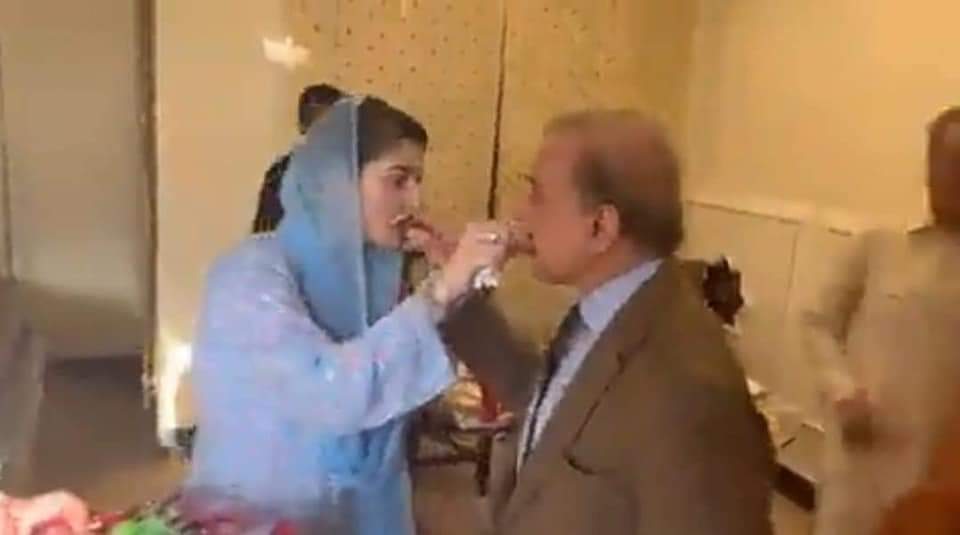 m_majii's tweet photo. کہیں لٹیرے سزائیں بھی کاٹتے ہوں گے
ہمارے ہاں تو روایت ہے تاج پوشی کی
😔

#MaryamNawazSharif https://t.co/1xQ5L0n4Xj