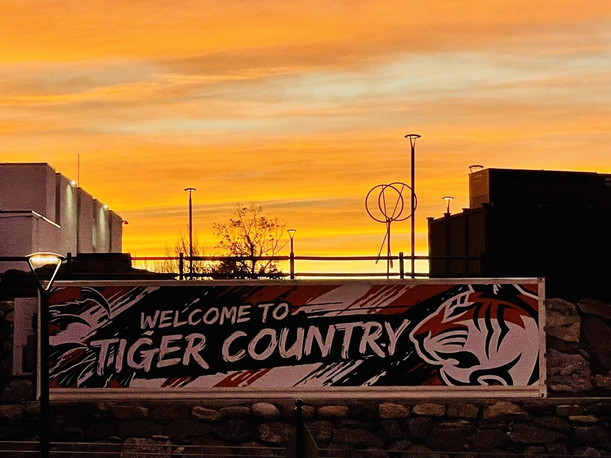 CoachKevinAvery's tweet photo. #Gotta Love a #ClawWorthy Crisp Fall Sunset in 🐅Country!  Love our T.E.A.M. &amp; F.A.M.I.L.Y for the they come to work every day on this sacred field!
#ClawsUp #TigerPride #Relentless #GrowDEEPER https://t.co/C3Ad5KDn4h
