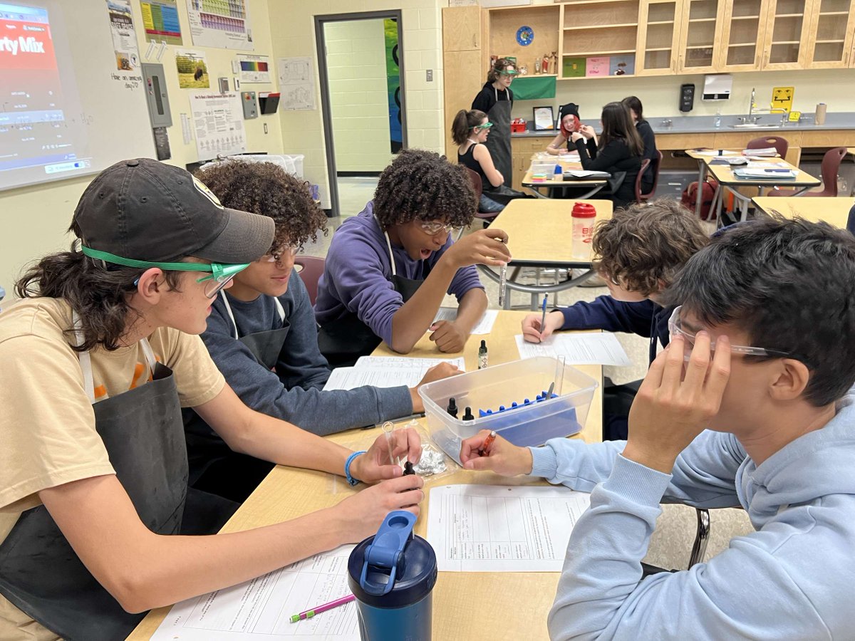 AbjJordan's tweet photo. Science 10AP’s analyzing different types of chemical reactions. #decomposition #singlereplacement #doublereplacement #BetterTogether https://t.co/POoDEOvBnI