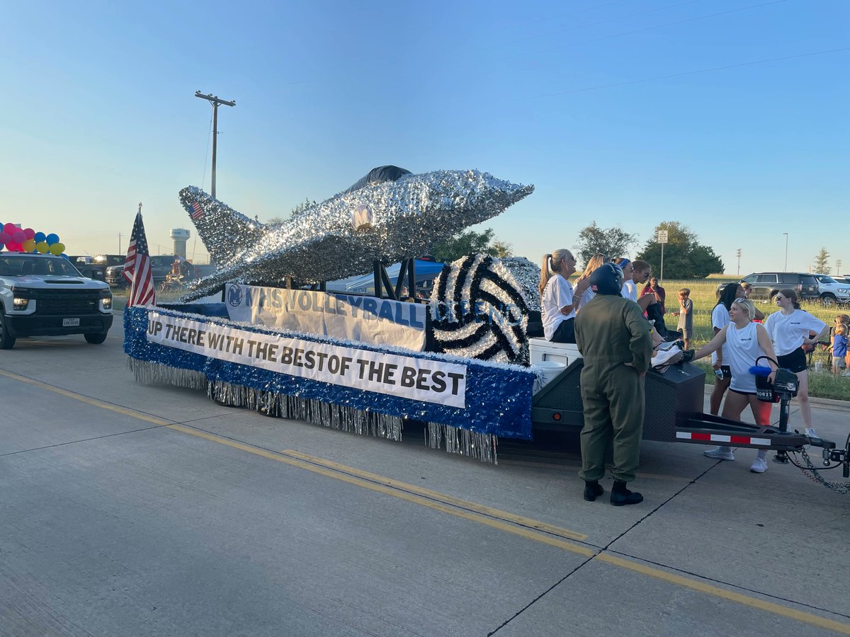 MHSPanthers's tweet photo. What an incredible turnout for last night's Homecoming Parade! Thank you so much to the Alumni Association for putting together a fun and memorable experience for our students and our community. #MISDProud https://t.co/jbbfOWl7Q5