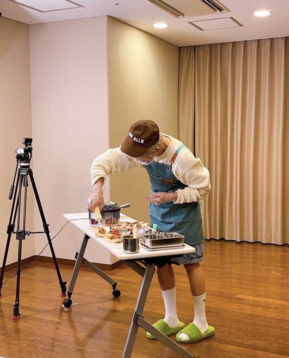 SHINeeating's tweet photo. Chef Onew ❤️❤️❤️ https://t.co/PlUFNZNfEn