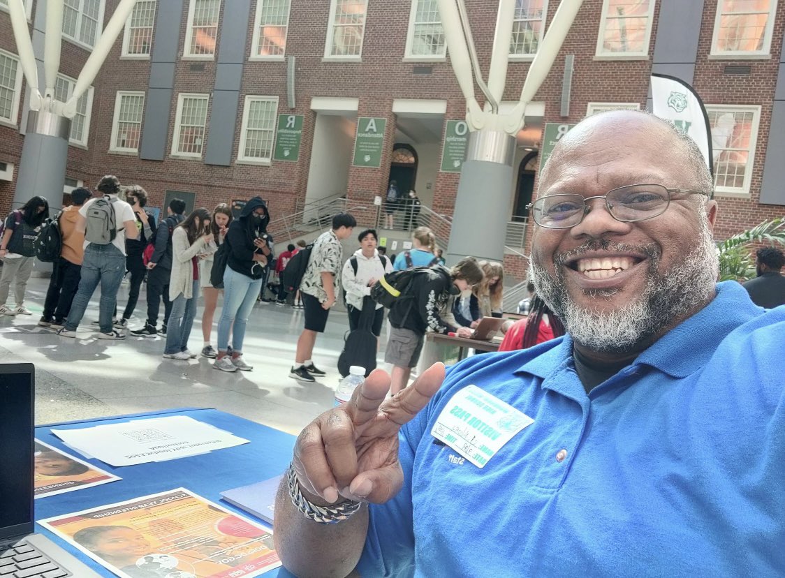 OYP_DC's tweet photo. Shoutout to @JacksonReedHSDC students for registering for our #SchoolYearProgram. We see you too Sam! Thanks for helping out. Join the new trend and register now via this link: https://t.co/f5Me24WeHn
#SYP #OYP #DOES https://t.co/sFfqxfsZeg
