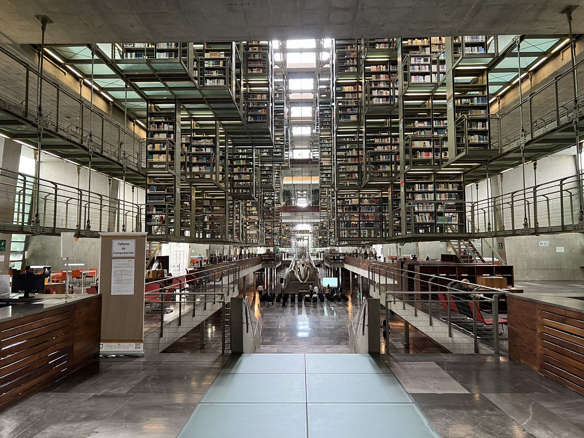 ChrisLandauUSA's tweet photo. Contentísimo de encontrarme de vuelta en 🇲🇽. Me escapé de una conferencia para visitar un rincón de la CDMX  que no conocía: la impresionante Biblioteca Vasconcelos. Vale mucho la pena, sobre todo porque no ha recuperado su público tras estar cerrada 2 años durante la pandemia.📚 https://t.co/lcGwJWE44g