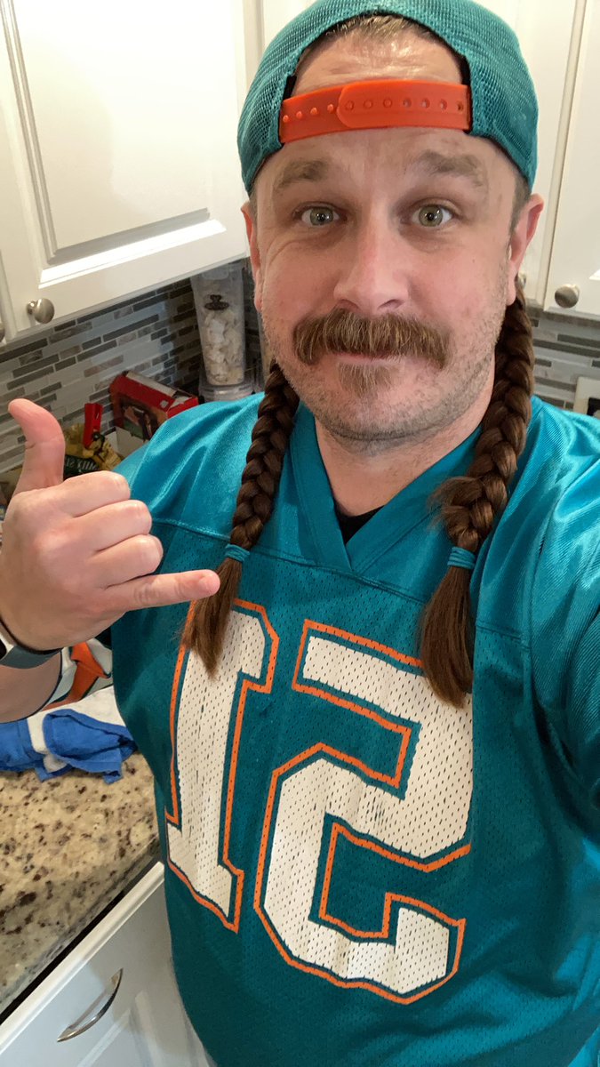 About to head to <a href="/BrusPublicHouse/">Bru's Public House</a> for the <a href="/TriangleFins/">Triangle Fins Club 🐬⬆️</a> watch party! Hope to see y’all there! #FinsUp #TNF