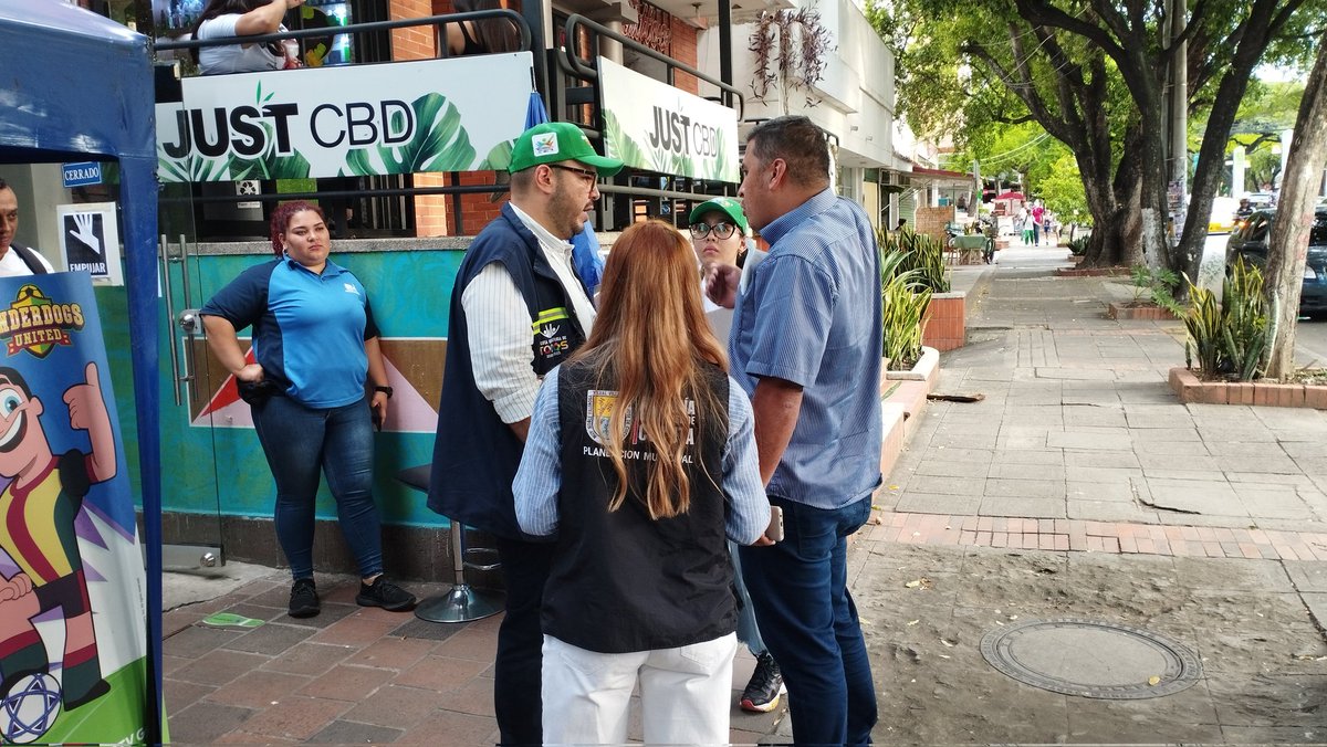 CucutaGobierno's tweet photo. #AEstaHora | Seguimos firmes con el propósito de recuperar el espacio público. Por eso, estamos realizando operativos para garantizar el buen uso de andenes y antejardines. Hoy, desde la avenida Cero, en un trabajo articulado con Planeación Municipal, Corpocero y @Region5Policia https://t.co/mLeI6j86sY