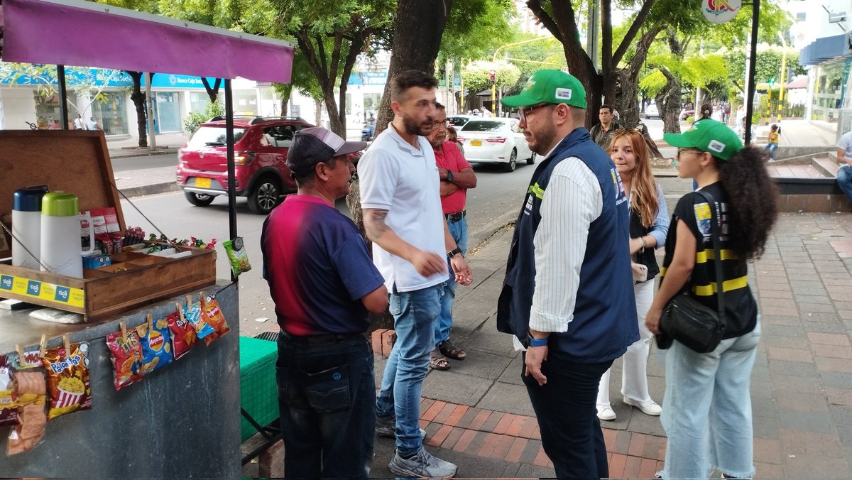 CucutaGobierno's tweet photo. #AEstaHora | Seguimos firmes con el propósito de recuperar el espacio público. Por eso, estamos realizando operativos para garantizar el buen uso de andenes y antejardines. Hoy, desde la avenida Cero, en un trabajo articulado con Planeación Municipal, Corpocero y @Region5Policia https://t.co/mLeI6j86sY