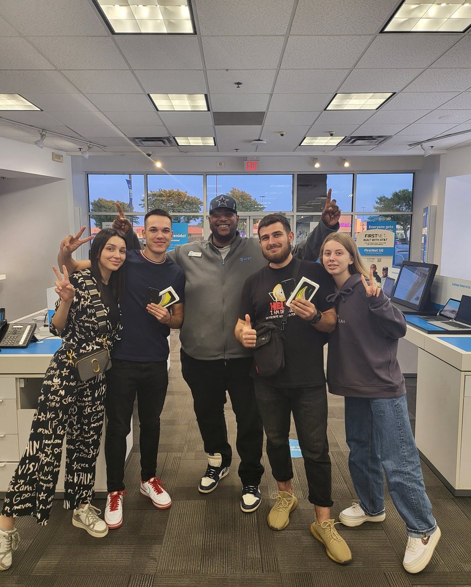 lindenwilldock's tweet photo. Welcome to the United States and Welcome to the At&amp;t family, smiles all around 😀😊😄
@YoericV 
@AttSandoval 
@VitaliyZ17 https://t.co/NSuboqegFI
