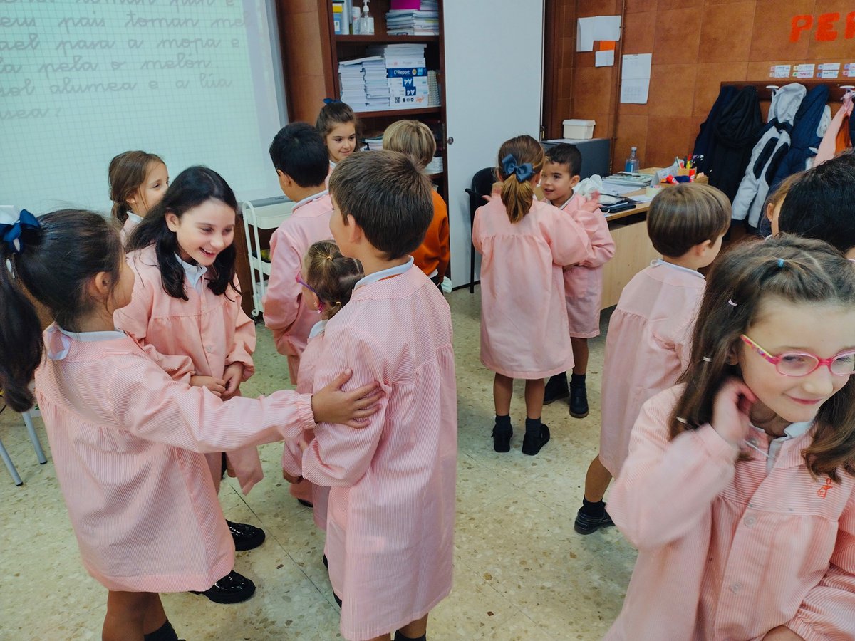 FranciscanasCor's tweet photo. Talking about colours, numbers, feelings…having fun!!! 🥳
That's the way we start our English lessons in 1st of Primary!
#somosfranciscanas #franciscanascoruña #colegioplurilingüe #englishclassroom #english #primary https://t.co/bWGtz3yt0i