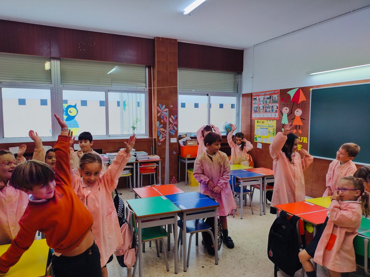 FranciscanasCor's tweet photo. Talking about colours, numbers, feelings…having fun!!! 🥳
That's the way we start our English lessons in 1st of Primary!
#somosfranciscanas #franciscanascoruña #colegioplurilingüe #englishclassroom #english #primary https://t.co/bWGtz3yt0i