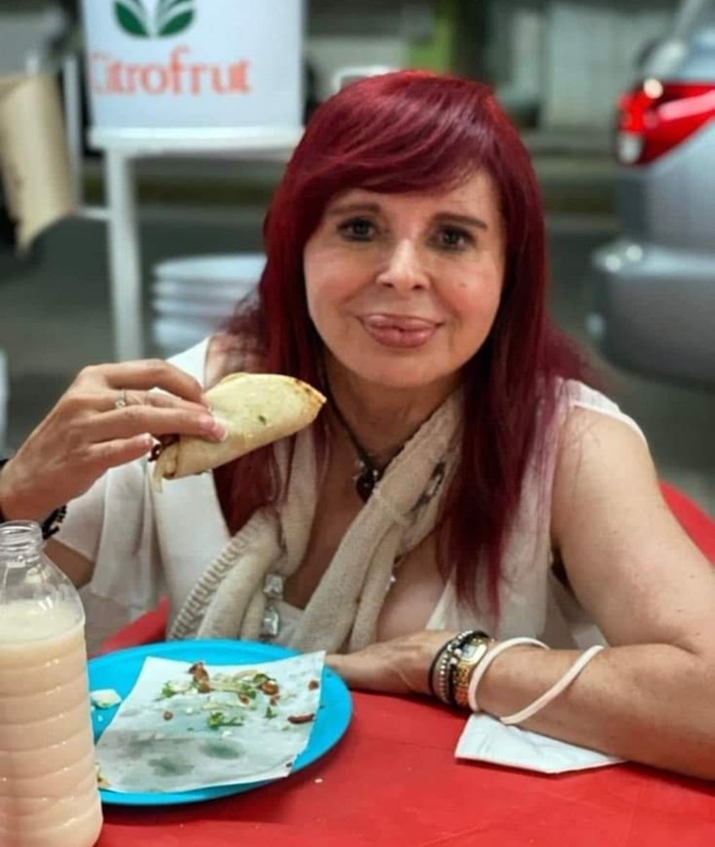 Yo en los tacos de 5x20 viendo como lavan el cilantro en el bote de jergas.