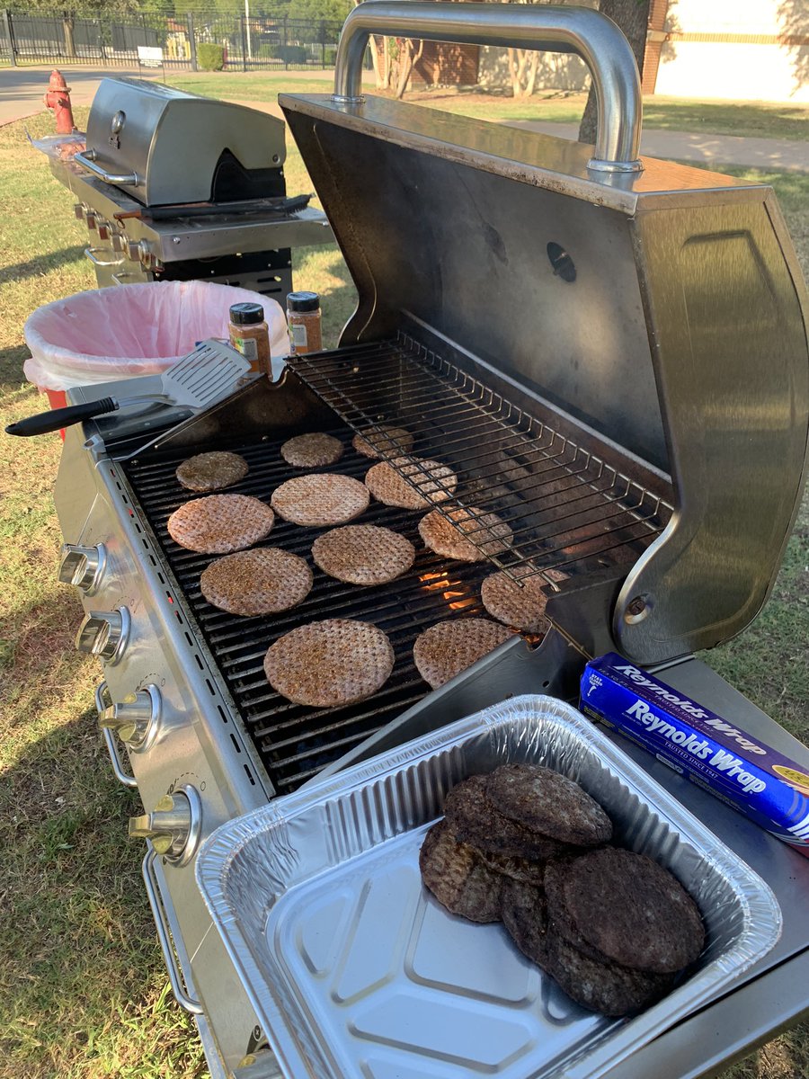 burlesonelksfb's tweet photo. TD CLUB fundraiser for Klaus Schoenborn!! Come see us!!
For any size donation, we’ll cook you a nice burger with all the fixings, plus a bag of chips and a cold drink.
#forKLAUS #EFOD https://t.co/PorF4RS0x8