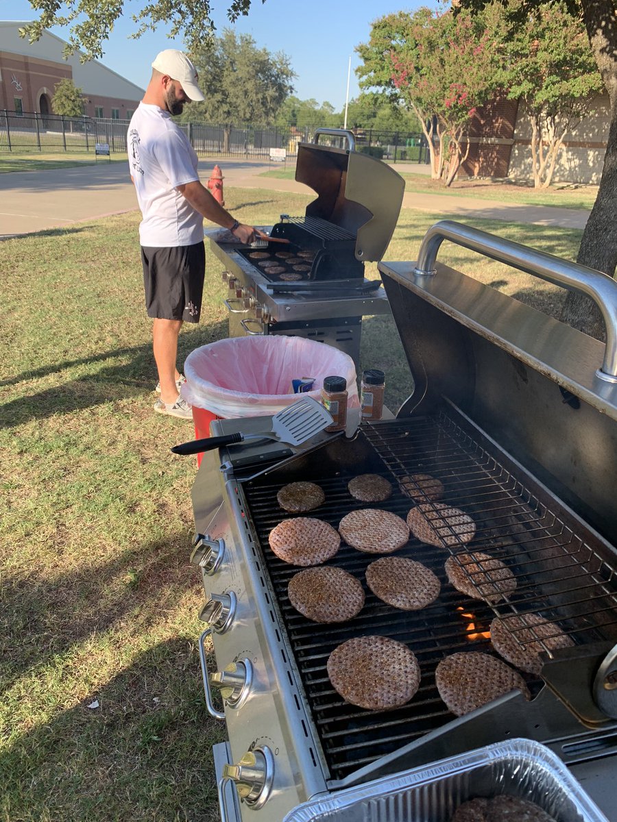 burlesonelksfb's tweet photo. TD CLUB fundraiser for Klaus Schoenborn!! Come see us!!
For any size donation, we’ll cook you a nice burger with all the fixings, plus a bag of chips and a cold drink.
#forKLAUS #EFOD https://t.co/PorF4RS0x8