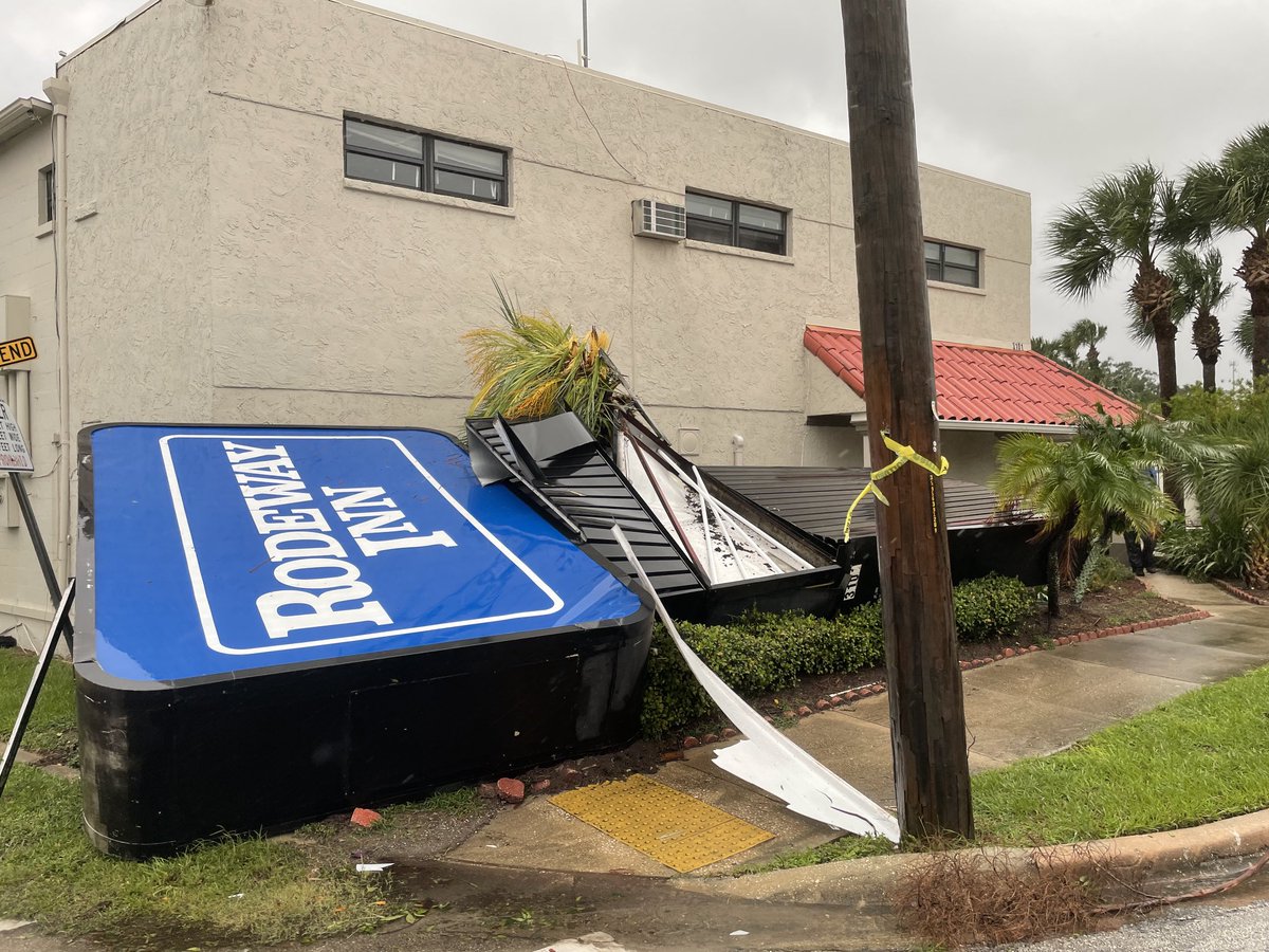 Hurricane Ian topples hotel sign in Saint Augustine. ⁦<a href="/FCN2go/">First Coast News</a>⁩