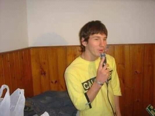 ahora te me hace la divinaa
cuando te cruzo por la esquina
y me acuerdo tu gritoo
diciendo que yo era tu turrito