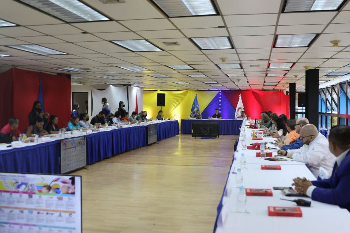 d_guzmanl's tweet photo. Desde el Salón Patria Grande la UBV y en compañia de nuestros ministros, ministras, misiones sociales, grandes misiones y misioneras, sostuvimos reunión de la Vicepresidencia Social, desarrollando, debatiendo temas importantes y generando soluciones que beneficien nuestra Patria https://t.co/alvbNrpUDg