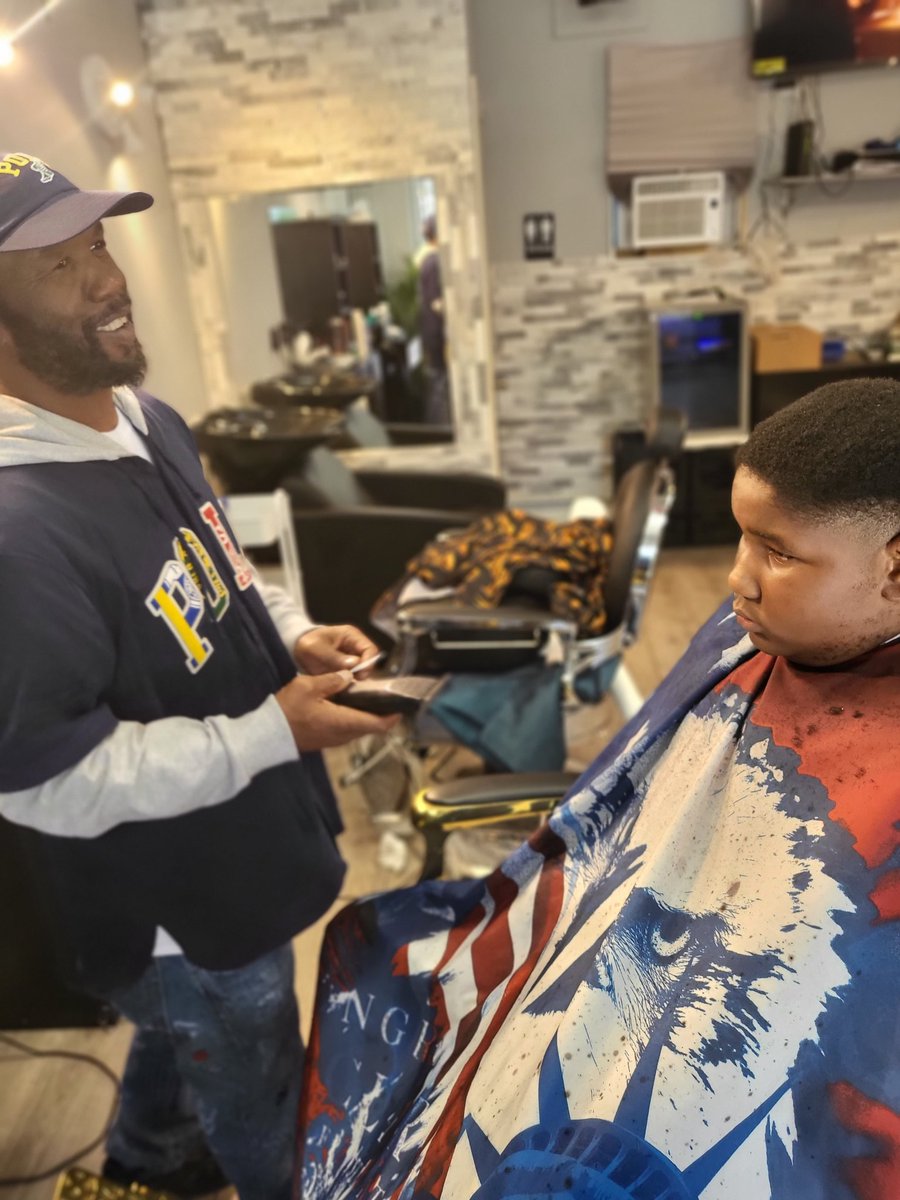 ValerieNMacey1's tweet photo. When you take your lunch time @ps_705 to go to the barber shop with your scholar and he walks out looking like the King that he is. When the barber kept his promise to build our community- one cut at a time.
#Buildingcommunitypartnerships #barberisallin #supportsmallbusiness https://t.co/jzIwO4OudJ