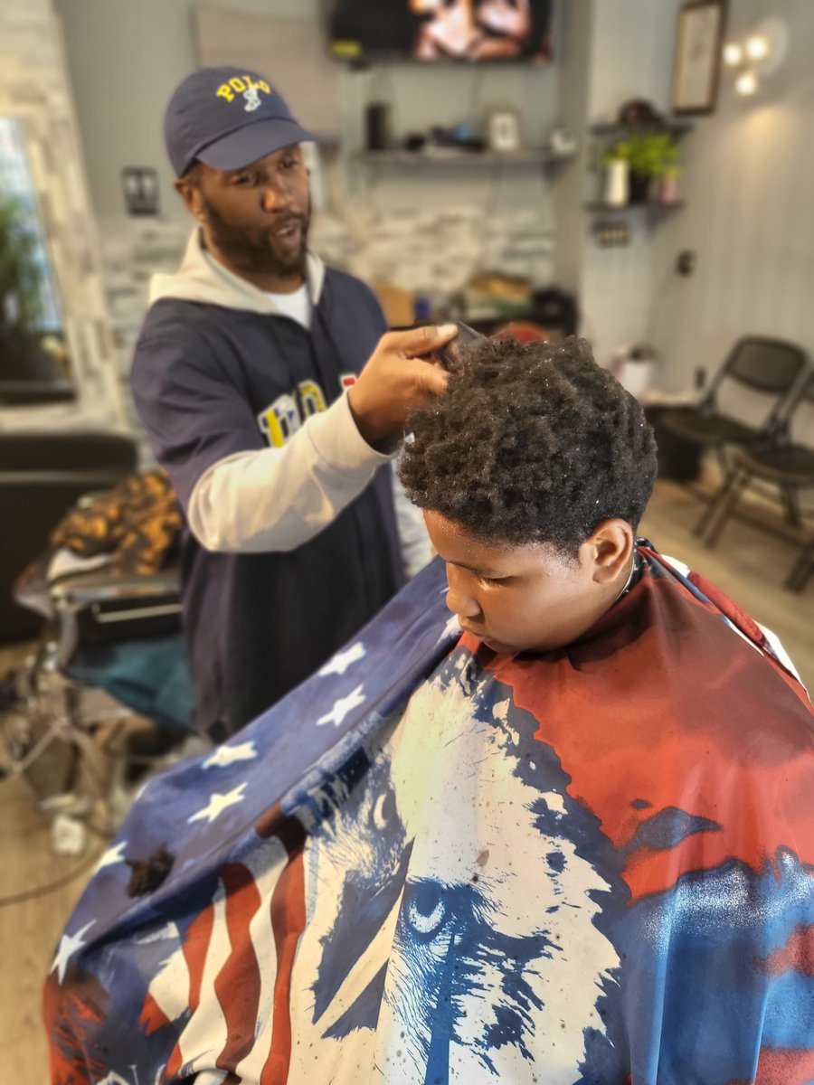 ValerieNMacey1's tweet photo. When you take your lunch time @ps_705 to go to the barber shop with your scholar and he walks out looking like the King that he is. When the barber kept his promise to build our community- one cut at a time.
#Buildingcommunitypartnerships #barberisallin #supportsmallbusiness https://t.co/jzIwO4OudJ