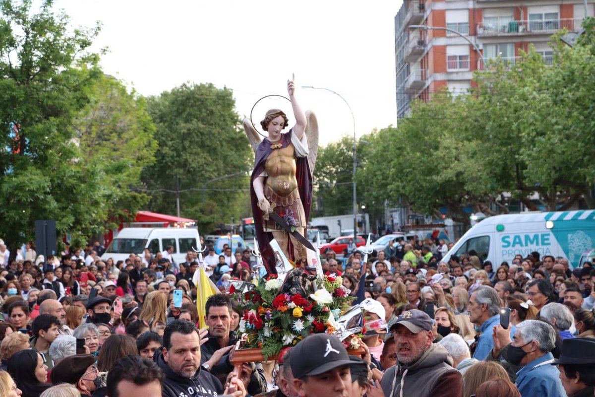 jaimemendezh's tweet photo. En compañía de miles de vecinos de todo San Miguel, compartimos una procesión por el centro del distrito y celebramos una misa junto a la Catedral, en homenaje a nuestro Santo Patrono 🙏 https://t.co/Unfojhg3Pj