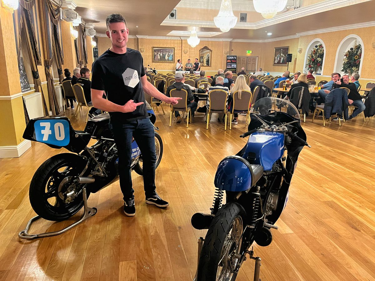 HarleyRush70n's tweet photo. Starting the CRMC Croft Weekend at the @NYRRSC Club Night 🔴⚫️
Host of @ClassicRacingMC riders on stage, Craven Classic Racing bikes on display, good to start the race weekend with some chat 💬
#nyrrsc #crmc #chatnight #cravenclassicracing #bikesondisplay #yorkshire #HR70 https://t.co/7KPsNwHu3n