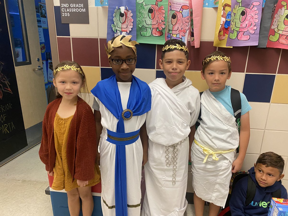 JSGarza90's tweet photo. our 2nd graders dressed up as Greek Gods &amp; Goddesses while enjoying a Greek banquet with greek olives of course! @GISDTLD @Carver_Tigers #GISDEarlyLiteracy #AmplifyLiteracy https://t.co/LyUrvQqBUa