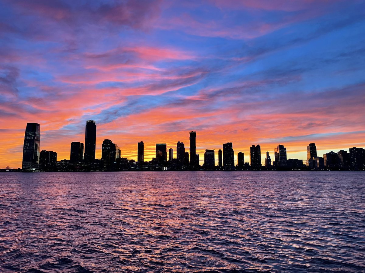 intenseyogurt's tweet photo. NYC sunset rn 🌅 how do I make these NFTs? https://t.co/UhSQIG9HH6