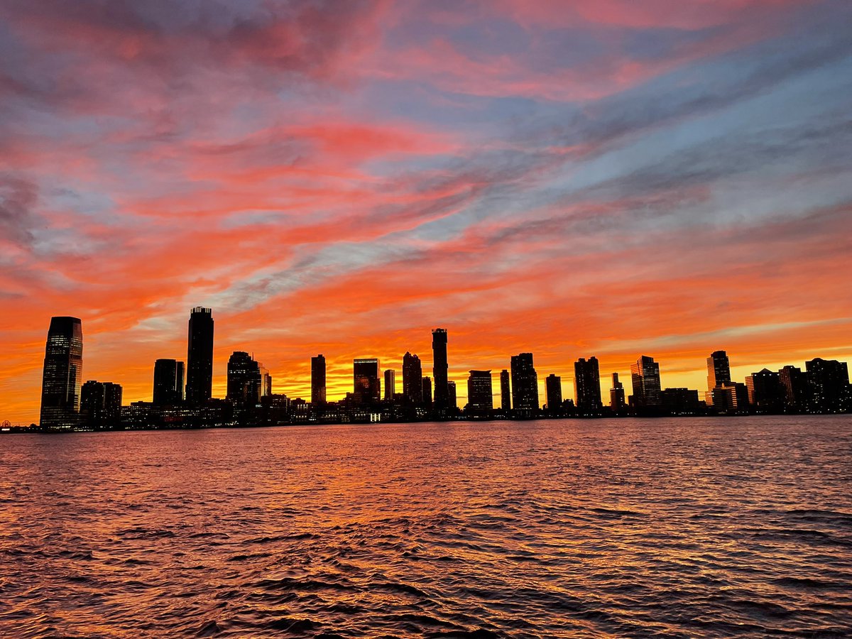 intenseyogurt's tweet photo. NYC sunset rn 🌅 how do I make these NFTs? https://t.co/UhSQIG9HH6