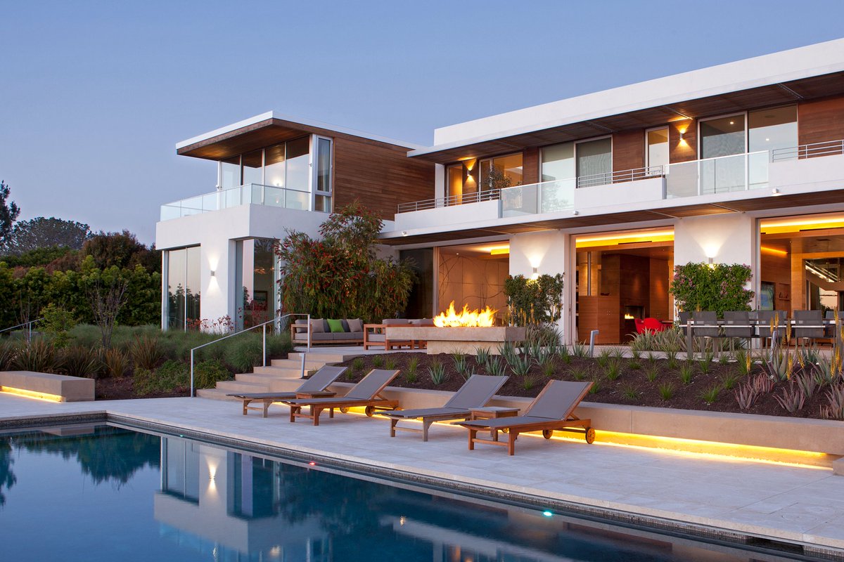 Fireside chats 🔥

#SDarchitecture #SRAresidential #safdierabines #outdoorfirepit #firepitdesign #customhomedesign #IndoorOutdoorLiving