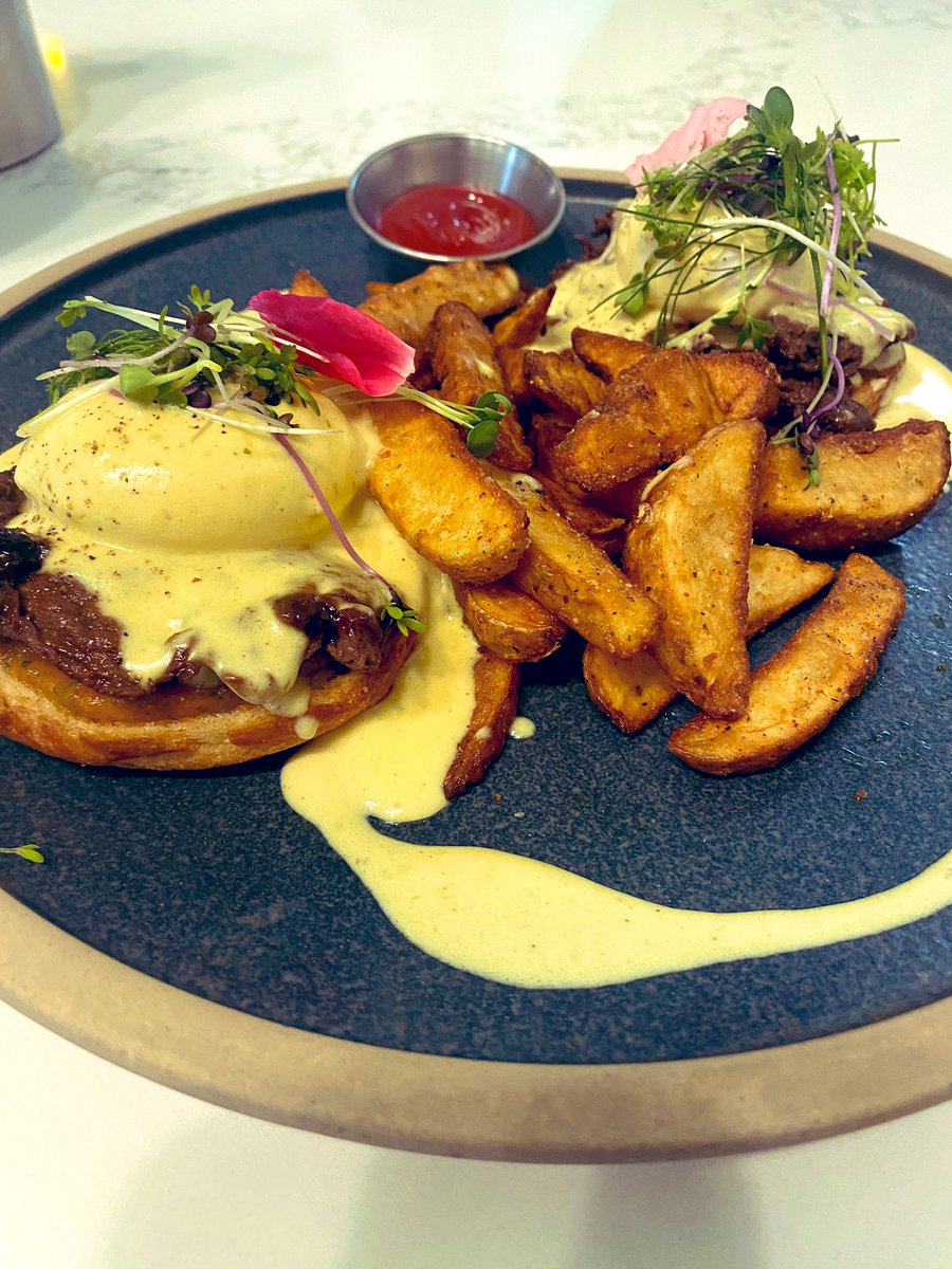 da_vince_code's tweet photo. Brunch with the crew! #OEBbreakfastco #OEB #Edmonton #Brunch https://t.co/flq4kjyD1P