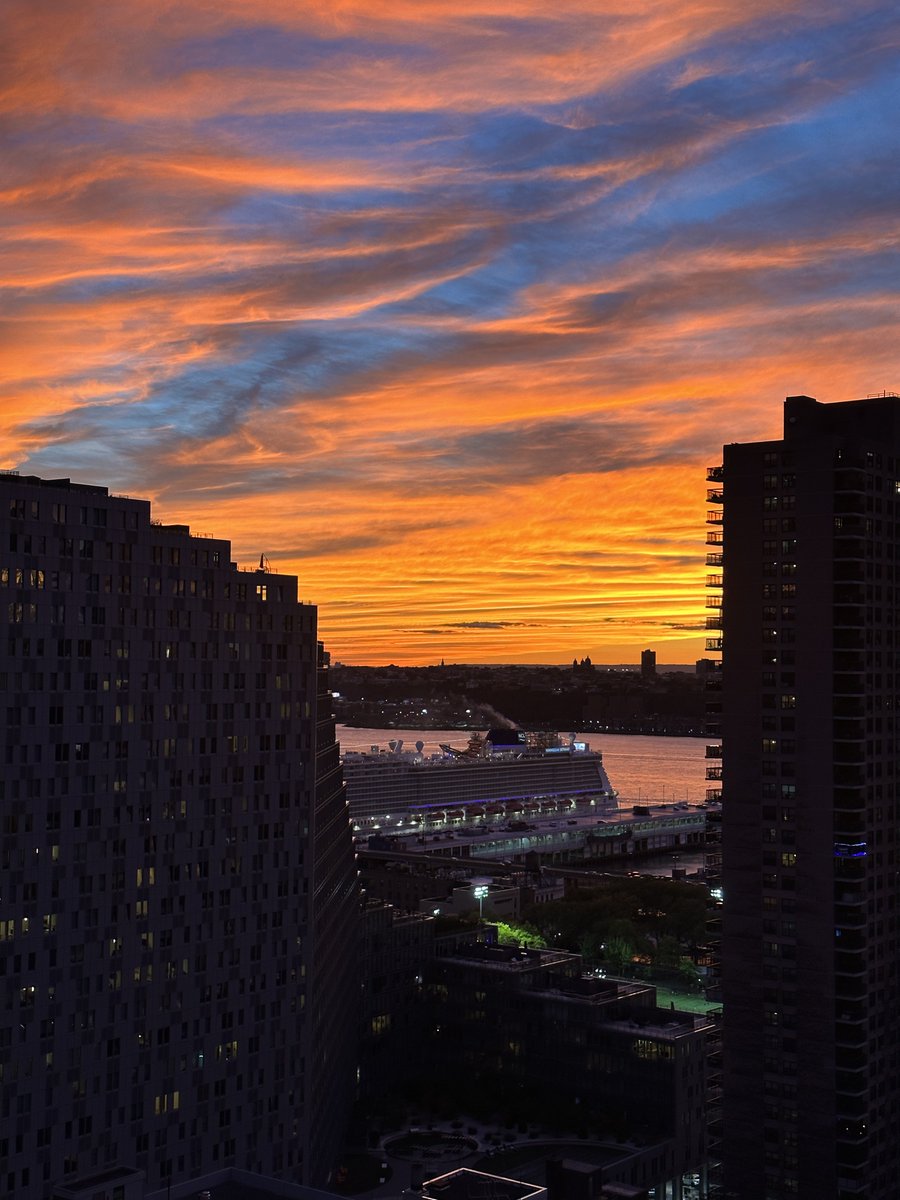 whuang8's tweet photo. Tonight’s sunset https://t.co/5VooOhDZl8