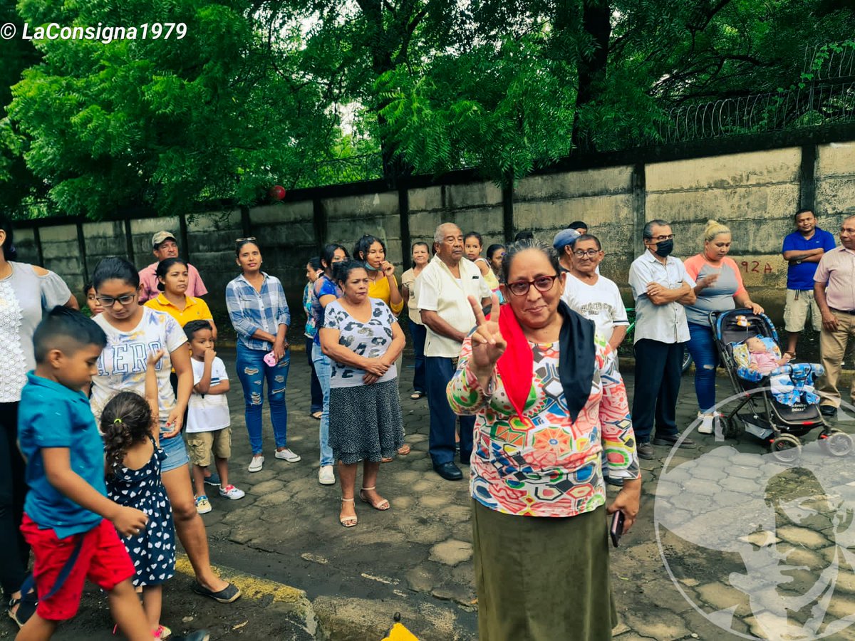 El Gobierno de Reconciliación y Unidad Nacional, esta tarde a través de la UVE Marco Antonio Lezama, realizó la inauguración de 3 calles en FUNDECI 3ra Etapa  y develación de monumento al compañero Marco Antonio Lezama, Héroe y Mártir de la Revolución

#ElPuebloAlcalde