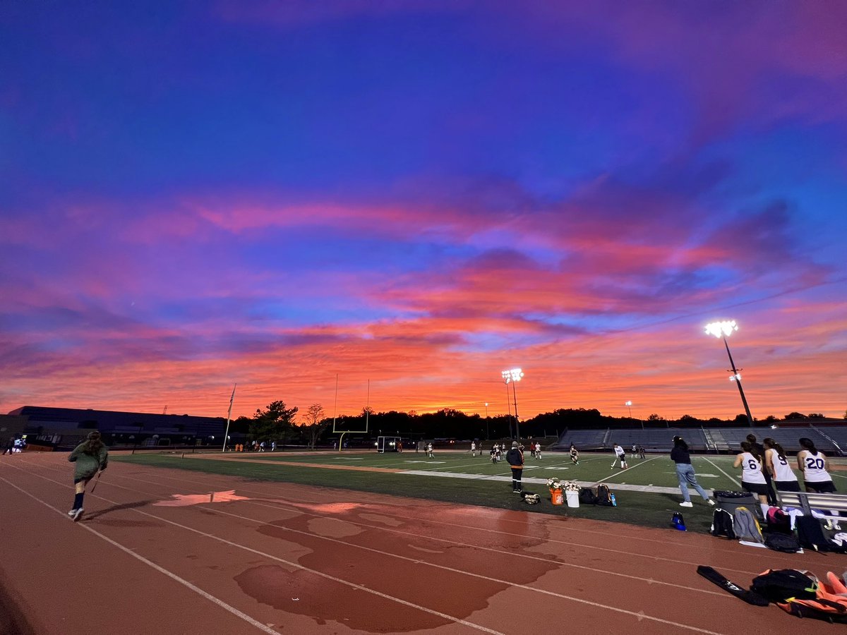 Beautiful night for <a href="/HayfieldFHockey/">Hayfield FH</a> Senior Night! #HawkPride 🧡🏑

@FCPSHayfieldSS <a href="/hayfieldsports/">Hawktivities</a>