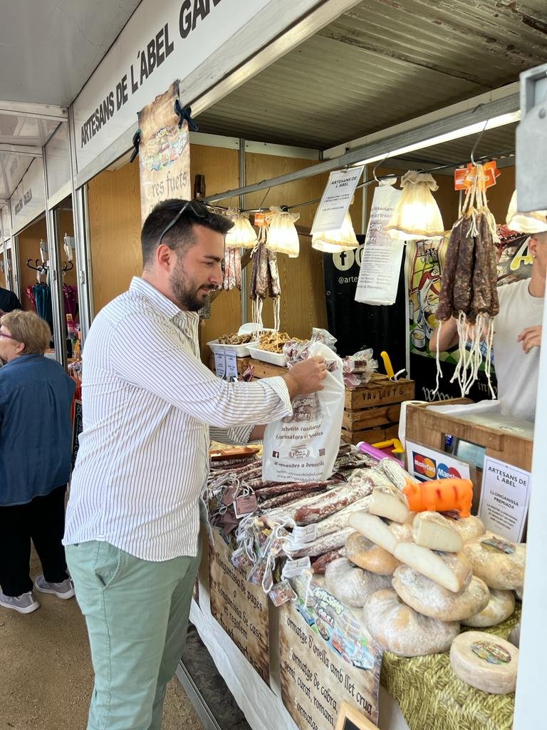 LFarrerons's tweet photo. Vam participar a l’inici de la fira de Calella on vam poder parlar amb el vicepresident de Navarra.

Navarra es una de les primeres comunitats europeas en renda per capita i qualitat de vida on podria estar Catalunya amb els mateixos drets i el concert econòmic. @JXCatDosrius https://t.co/7LpMapkrwi