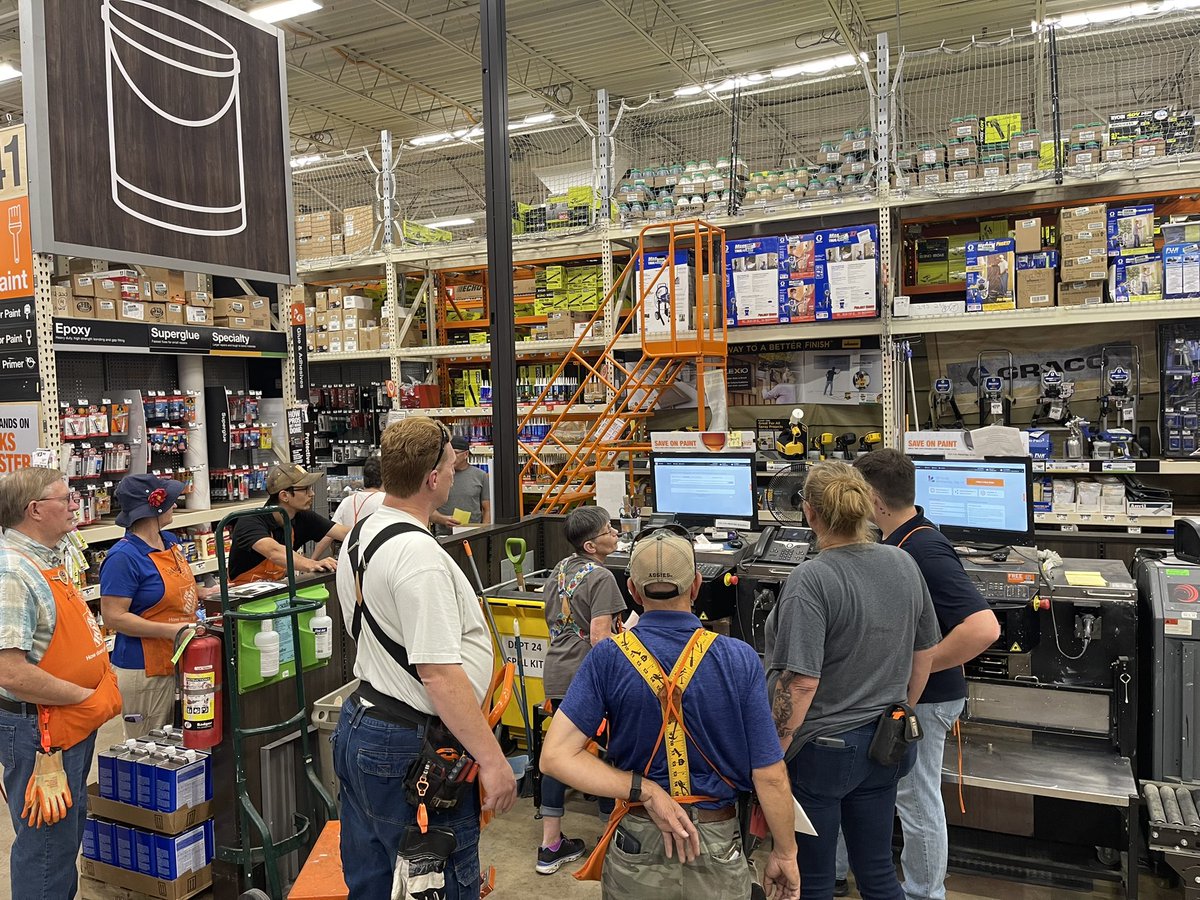 KymmKymmm's tweet photo. PK during the morning meetings. Janae (D42) doing a PK about building  tuff sheds &amp; Deb (D24) doing a PK on mixing paint. @GAINESVILLEHD @FerdiMongo shoutout to Deb&amp;Janae for wanting to share their knowledge to their fellow orange blooded family. 👏🏾 https://t.co/gjMkTrbseo