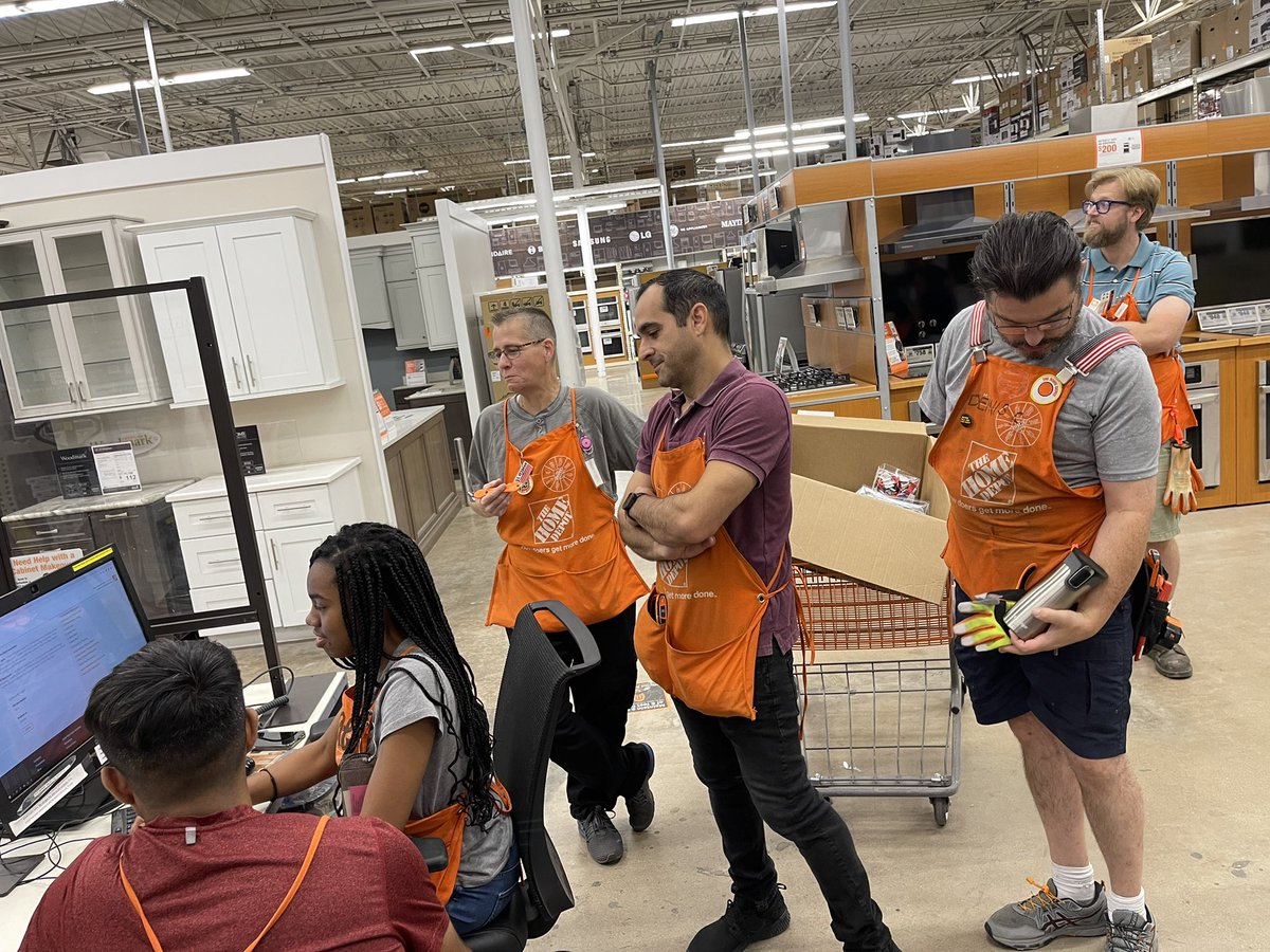 KymmKymmm's tweet photo. PK during the morning meetings. Janae (D42) doing a PK about building  tuff sheds &amp; Deb (D24) doing a PK on mixing paint. @GAINESVILLEHD @FerdiMongo shoutout to Deb&amp;Janae for wanting to share their knowledge to their fellow orange blooded family. 👏🏾 https://t.co/gjMkTrbseo