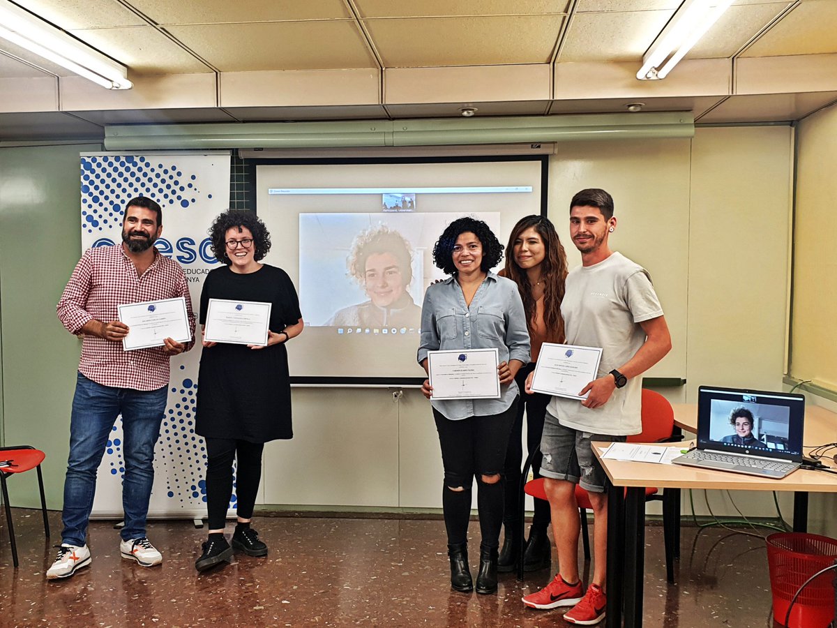 Em fa molta il·lusió que el meu TFG sobre la situació de les cuidadores hagi estat reconegut avui pel <a href="/ceesc_cat/">ceesc_cat</a> com el TFG d'#EducacióSocial amb la nota més alta de la UB del 2021. Em sento feliç, xò sobretot agraïda amb família, amics i companyes d lluita. Grcs pel suport! 💪🏿💜