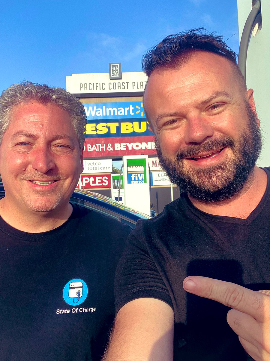 ChargePozitive's tweet photo. Never know who you’ll run into at a #EVChargingStation
@tommolog @InsideEVs
#StateOfCharge #InsideEVs
#NationalDriveElectricWeek
#DriveElectricWeek #DriveElectric
#DCFastCharging #FastCharging #EVCharging #ElectricVehicles #ElectricVehicleCharging https://t.co/qQTMk77UpD