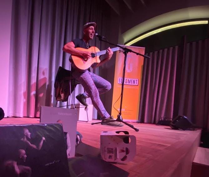 Estem gaudint de l'actuació de Roigé, que a més ens ha regalat una nova cançó! Gràcies, Roigé!