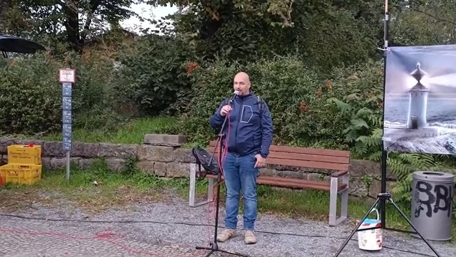 utopisdde's tweet photo. Bei "Querdenken"-Fuchs' Anti-Öffentlicher-Rundfunk-Versammlung war heute wieder Dauergast Sebastian A. am Mikro.
Er forderte: "Ich sage nur eins: schaffen wir endlich sie [die Regierung und die Medien] alle ab. Beseitigen wir sie. Denn es reicht endgültig."
#dd2909 https://t.co/JjU24UHn98
