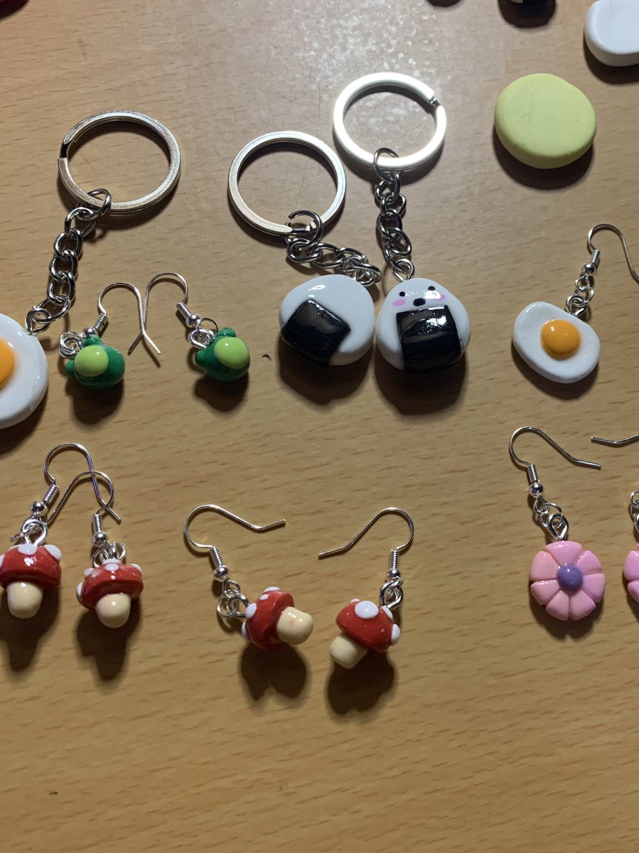 artalyae's tweet photo. You know how I only come back here every few months and then leave again? I always come back tho haha art twt is special to me. Anyway, mini update about me (that nobody asked) is that I l’ve been trying out clay and making small trinkets out of it. Wala lang skl https://t.co/Sqqj584dBc